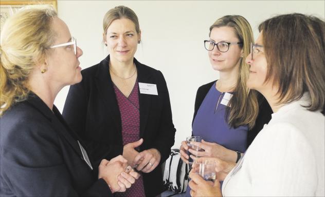 Im regen Austausch über Möglichkeiten von Frauen in Leitungspositionen auf dem Fachtag in Radebeul (v. l.): Philharmonie-Intendantin Frauke Roth, Viola Vogel, Sabine Weingärtner und Andrea Schulze . © Tomas Gärtner