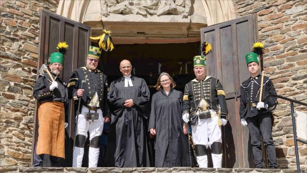 Festliche Begrüßung in der St. Annenkirche: Thomas Knittel ist neuer Pfarrer in der St. Annen-Kirche und Pfarramtsleiter der Kirchgemeinde Annaberg-Buchholz. Seine Frau Friederike wird als Diakonin in der Diakonie tätig sein. © Dieter Knoblauch