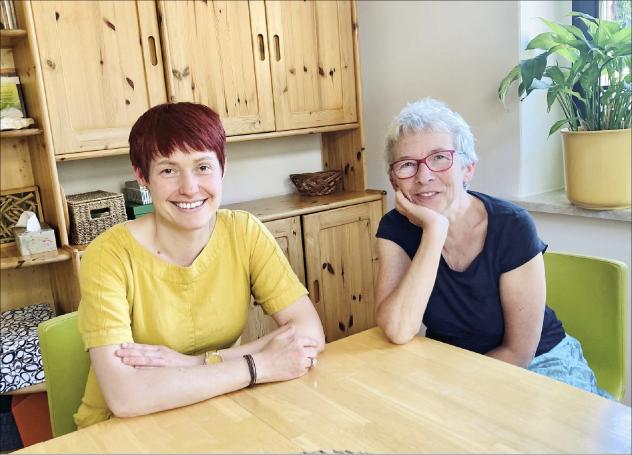 Sterbebegleitung statt Sterbehilfe: Melanie Schmidt (l.) und Angela Breitfeld gewinnen dem Leben viel Positives ab. Ihre Berufung bei »Zion« in Aue ist der ambulante Hospizdienst. Auch das Thema Sterbehilfe beschäftigt sie. Foto: Anna Neef Sterbebegleitung statt Sterbehilfe: Melanie Schmidt (l.) und Angela Breitfeld gewinnen dem Leben viel Positives ab. Ihre Berufung bei »Zion« in Aue ist der ambulante Hospizdienst. Auch das Thema Sterbehilfe beschäftigt sie. Foto: Anna Neef