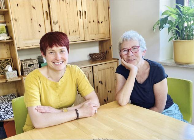 Sterbebegleitung statt Sterbehilfe: Melanie Schmidt (l.) und Angela Breitfeld gewinnen dem Leben viel Positives ab. Ihre Berufung bei »Zion« in Aue ist der ambulante Hospizdienst. Auch das Thema Sterbehilfe beschäftigt sie. Foto: Anna Neef