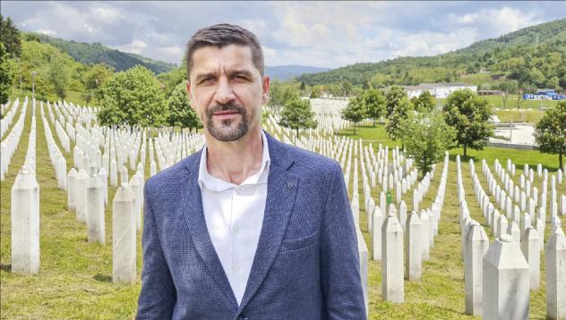 Damir Pestalic auf dem Friedhof des Srebrenica Memorial Centers