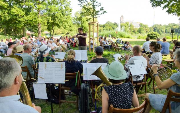 Picknick-Gottesdienst am Chemnitzer Schlossteich: Der Posaunen-Projektchor aus den verschiedenen Gemeinden musizierte mit Kantor Thomas Stadler. © K. Weyandt