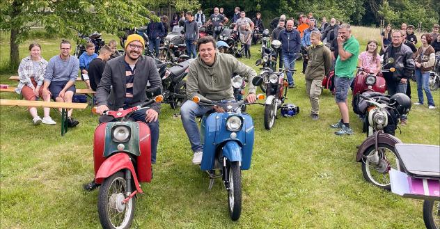 Gottesdienst einmal anders: Pfarrer Justus Geilhufe (r.) und Lars Böttcher, Jugendmitarbeiter aus dem Kirchenbezirk Marienberg, beim Mopedgottesdienst in Großschirma im Juni 2023. Foto: privat