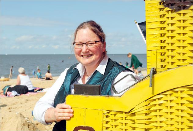 Nah an den Urlaubern: Urlauberpastorin Maike Selmayr an ihrem »Heimat- strand« von Duhnen, Cuxhaven. Foto: epd-bild/Dieter Sell