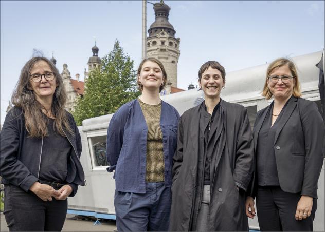 Am geplanten Standort am Wilhelm-Leuschner-Platz informierten sie: Gesine Oltmanns (Stiftung Friedliche Revolution), Marlene Oeken, Martha Schindling (Kuratorinnen), Skadi Jennicke (Kulturbürgermeisterin). Foto: Uwe Winkler