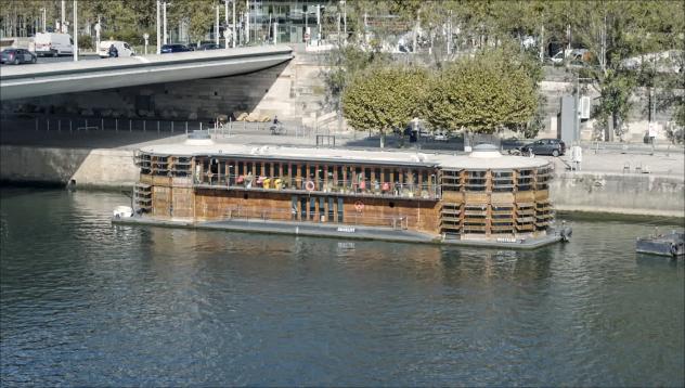 Asylstätte der Menschlichkeit: Die Tagesklinik »Adamant« auf einem eleganten Schiff am rechten Seine-Ufer im Herzen von Paris. Der preisgekrönte Film »Auf der Adamant« gewährt nun seltene Einblicke in die besondere Arbeit auf diesem Schiff. © Grandfilm