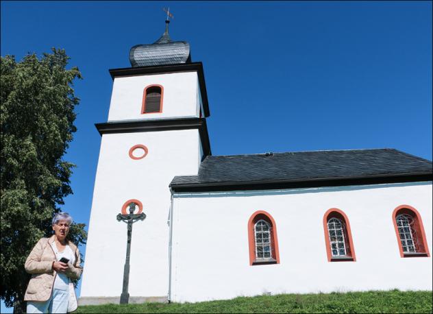 Dr. Brigitte Wunderlich an der Kapelle Santa Klara Heinersgrün, die unweit der innerdeutschen Grenze steht. Wer sie besuchen möchte, kann sich im Dorf bei Familie Thiele in der alten Schmiede den Schlüssel geben lassen. © Simone Zeh