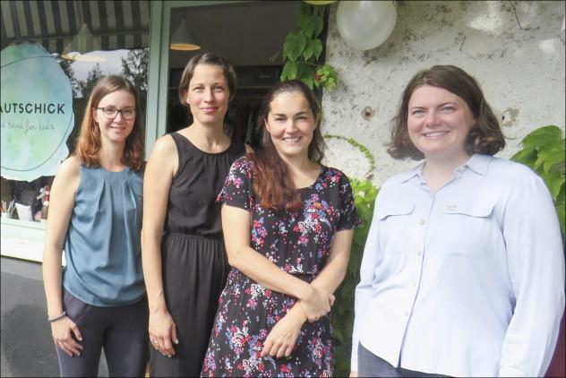 Die Erlöse aus Kleiderspenden kommen Kinderhilfsorganisationen zugute (v. r.): Leonie Aulenbacher, Janina Fix, Linda Meulenberg, Anna Winkler © S. Funke