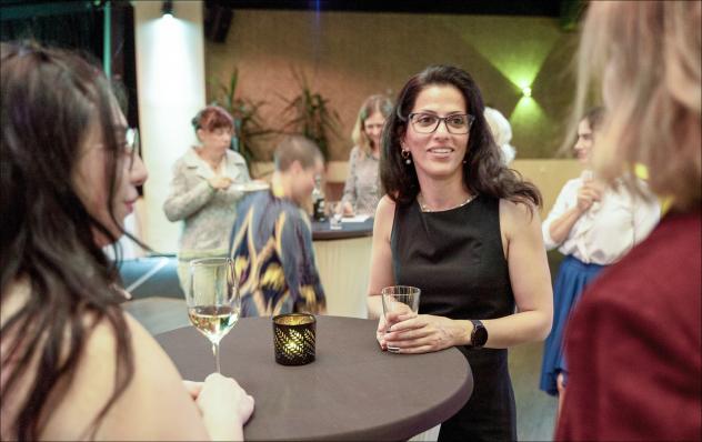 Beim »Frauenmahl« in Chemnitz waren auch Iranerinnen – hier Massumeh Banbertina (Mitte) – zu Gast, die aus ihrem Land geflüchtet sind. Das »Frauenmahl« ist in Anlehnung an die Tischreden Luthers entstanden. Foto: Franziska Kurz