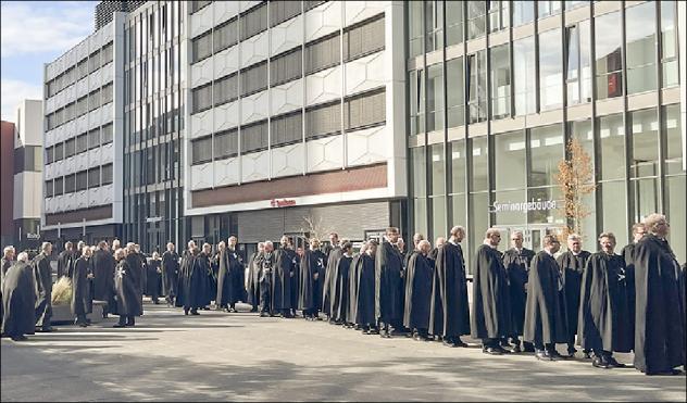 Die Ordensritter der Johanniter am vergangenen Sonntag kurz vor dem Einzug in die Leipziger Universitätskirche. © Johanniter