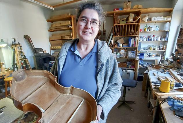 Vorsichtig hält Geigenbaumeisterin Caroline Zillmann das mehr als 400 Jahre alte Streichinstrument. Nach unzähligen Stunden Restaurierung soll die Gambe in wenigen Tagen beim Schütz Musikfest in Dresden erklingen. © K. König Vorsichtig hält Geigenbaumeisterin Caroline Zillmann das mehr als 400 Jahre alte Streichinstrument. Nach unzähligen Stunden Restaurierung soll die Gambe in wenigen Tagen beim Schütz Musikfest in Dresden erklingen. © K. König
