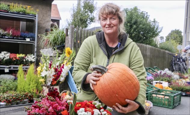 Stefanie Zeidler aus Pfaffengrün hatte viele Kürbisse zum Herbstmarkt Reuth mitgebracht. © Simone Zeh