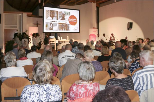 Etwa 200 Besucher lauschten in der Versöhnungskirche Plauen dem Bild- und Wortvortrag von Dr. Dirk Harder. © Simone Zeh