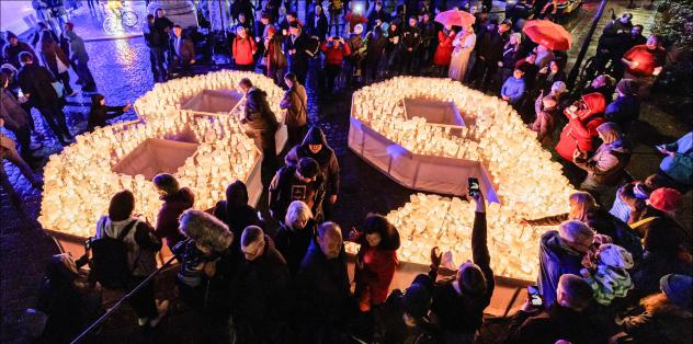 Botschaft der Kerzen: Auf dem Nikolaikirchhof wurde am Montag eine riesige »89« im Laufe des Abends von Besucherinnen und Besuchern mit tausenden Teelichtern zum Leuchten gebracht. © epd-bild/Jens Schlueter