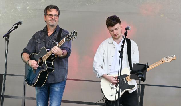 Thomas »Rups« Unger (l.) mit seinem Sohn Toni beim Tag der Sachsen in Aue: Seit 2014 ist er als Solokünstler unterwegs. Im April veröffentlichte er sein neues Album »Herr, ich dank dir – Das Beste«. © Steffen Giersch