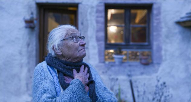 Szene aus dem Film »Suzanne from Day to Day« über die 91-jährige Suzanne, die in großer Einfachheit als Selbstversorgerin in ihrem Haus in den Vogesen lebt. © DOK Leipzig 2023 | Suzanne from Day to Day, Stéphane Manchematin/Serge Steyer