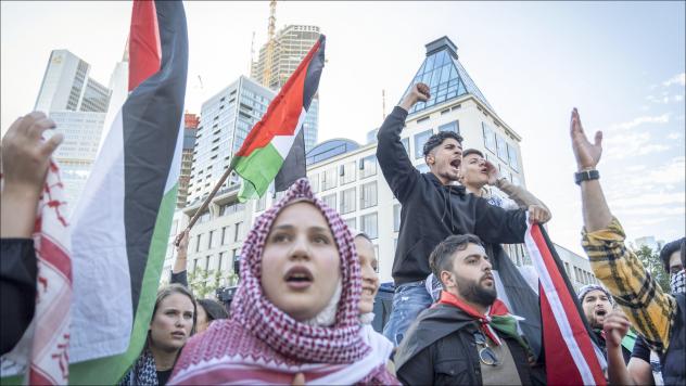Trotz eines Versammlungsverbots haben sich am vergangenen Wochenende hunderte Demonstranten in verschiedenen deutschen Städten, wie hier in Frankfurt am Main, mit den Palästinensern solidarisiert. Vielerorts kam es zu Auseinandersetzungen mit der Polizei. © epd-bild/Tim Wegner