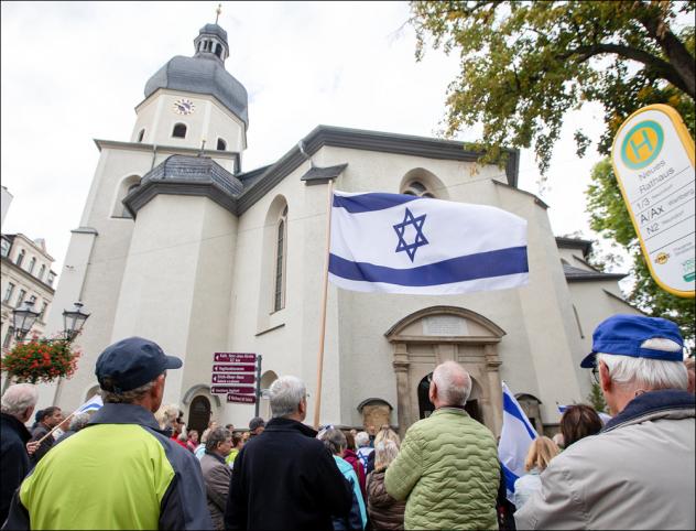 Vor der Lutherkirche in Plauen wurde am Freitag Solidarität mit Israel gezeigt. © Ellen Liebner 