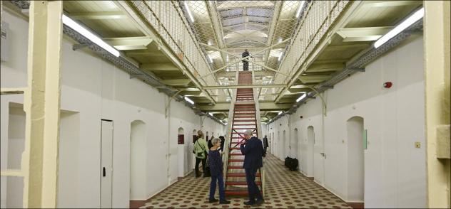 Blick in den früheren Hafttrakt B des Kaßberg-Gefängnisses, das nun ein Lern- und Gedenkort mit Dauerausstellung ist. Foto: epd-bild/Wolfgang Schmidt