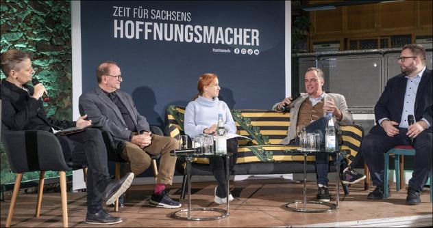 Auf dem »SachsenSofa« im Bildungsgut Schmochtitz (v. l.): Maxi Konang (Moderation), Jürgen Opitz, Franziska Schubert, Alexander Marguier, Daniel Heinze (Moderation) © Uwe Soeder