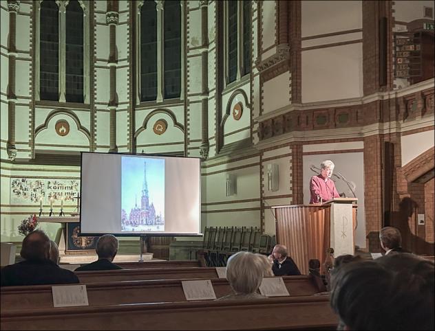 Im Rahmen der Ausstellung »Sehen und Staunen« sprach Dr. Frank Schmidt vom Kunstdienst der Landeskirche über den Bau. © Mandy Weigel 