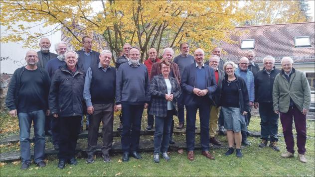 Landesbischof Tobias Bilz (8. v. r.) hat die pensionierten Pfarrer von der Evangelischen Zehntgemeinschaft Sachsen bei ihrer Jahrestagung in Meißen getroffen und ihnen für ihr Engagement gedankt. © Rudolph Landesbischof Tobias Bilz (8. v. r.) hat die pensionierten Pfarrer von der Evangelischen Zehntgemeinschaft Sachsen bei ihrer Jahrestagung in Meißen getroffen und ihnen für ihr Engagement gedankt. © Rudolph