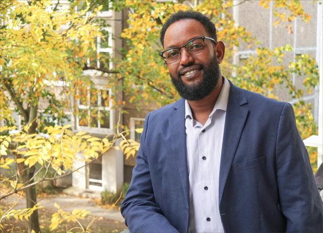 Adem Mohamud Ali flüchtete aus Somalia und wohnt in einer Plattenbauwohnung in Dresden-Prohlis – jetzt auch mit seiner Frau und seinen Kindern, die vergangenes Jahr nachkommen durften. Foto: Tomas Gärtner