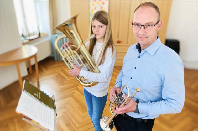 Lisbeth Klarmann gehört zu den ersten sechs Schülerinnen und Schülern, die Jan Giera über ein Pilotprojekt im Kirchenbezirk Aue an einem Blasinstrument ausbildet. © Anna Neef