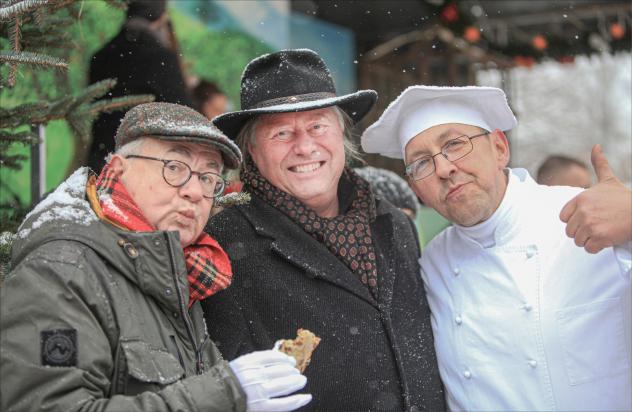 Schauspieler Tom Pauls (l.), Pfarrer Andreas Günzel (M.) und Festungsbäcker Rico Hamisch zur Eröffnung des Weihnachtsmarktes »Königstein, ein Wintermärchen« am Samstag vor dem 1. Advent auf der Festung Königstein. © Daniel Föster