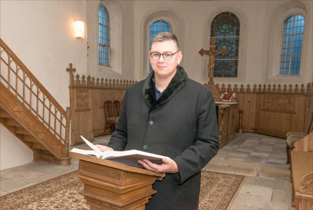 Theologiestudent Pascal Liebert hat einen der von der Männerarbeit der Evangelischen Kirche in Deutschland (EKD) ausgelobten Predigtpreise »Männer« gewonnen. Wir haben ihn in der Kirche Dornreichenbach besucht. © Thomas Barth