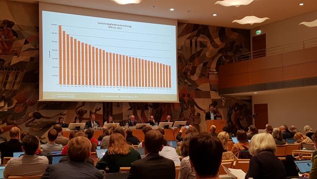 Während der Haushaltberatungen wird der Landessynode die Grafik über die sinkenden Gemeindegliederzahlen gezeigt. Foto: Uwe Naumann Während der Haushaltberatungen wird der Landessynode die Grafik über die sinkenden Gemeindegliederzahlen gezeigt. Foto: Uwe Naumann