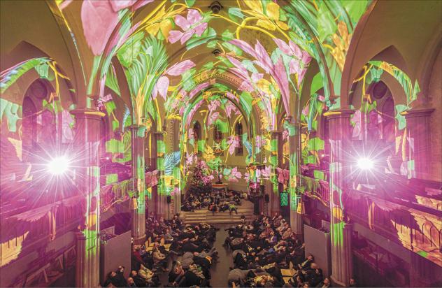 Friedenskirche Leipzig: Die Schöpfungsgeschichte wird mit Licht und Musik in 30 Minuten auf die Wände der Kirche projiziert. Bis 7. Januar ist das ungewöhnliche Programm zu erleben. © Uwe Winkler Friedenskirche Leipzig: Die Schöpfungsgeschichte wird mit Licht und Musik in 30 Minuten auf die Wände der Kirche projiziert. Bis 7. Januar ist das ungewöhnliche Programm zu erleben. © Uwe Winkler