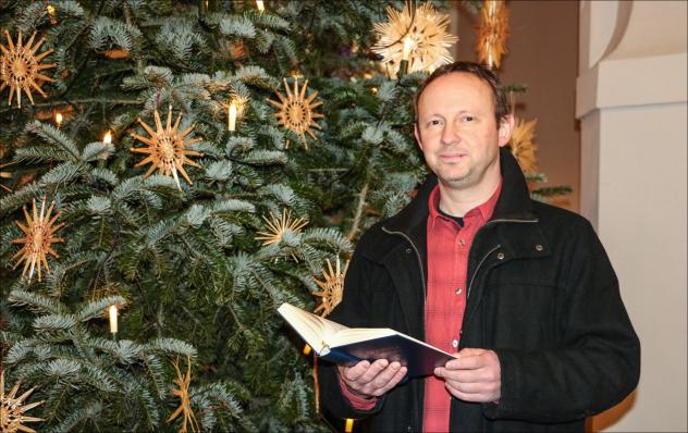 Ulrich Meier, Kantor im Christus-Kirchspiel im Vogtland, in der St. Laurentiuskirche Auerbach: Er übt mit Interessierten Musik der Gregorianik – ein liturgischer Gesang in lateinischer Sprache. Sie erklingt in einer Vesper zu Lichtmess. © S. Zeh 