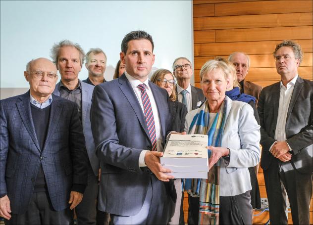 Wissenschaftler des Forschungsverbundes ForuM, an der Spitze Prof. Dr. Martin Wazlawick, haben ihre Forum-Studie zu sexualisierter Gewalt in evangelischer Kirche und Diakonie an Bischöfin Kirsten Fehrs übergeben. © epd-bild/Jens Schulze