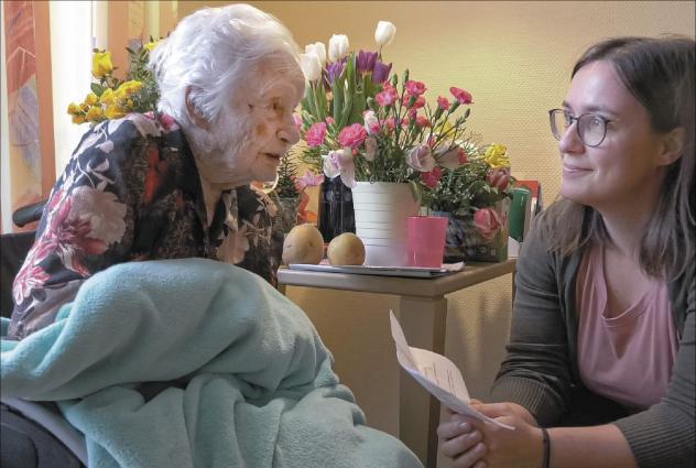 Ein Jahrhundertleben: Ruth Fabian feierte im Altenpflegeheim Grimma ihren 108. Geburtstag und bekam viele Besuche und Blumen. Auf dem Foto ist sie im Gespräch mit der Autorin des Artikels. © Astrid Sonntag