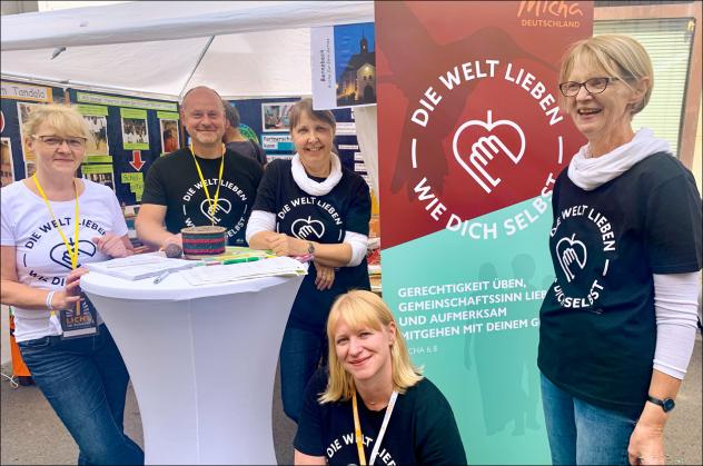 Micha-Initiative Bernsbach beim Tag der Sachsen in Aue: Grit Böttger, Rico Stiehler, Ramona Lißke, Annelies Goldhahn, Andrea Goldhahn (v. l.). © Th. Lißke