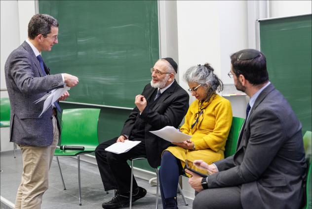 Suchen Versöhnendes: Prof. Dr. Alexander Deeg, Rabbi Shabtai Rappaport (schwarze Kippa), Professorin Dr. Yemima Hadad, Rabbi Zsolt Balla (v. l.) bei der Dialog-Veranstaltung in der Universität Leipzig. © Uwe Winkler