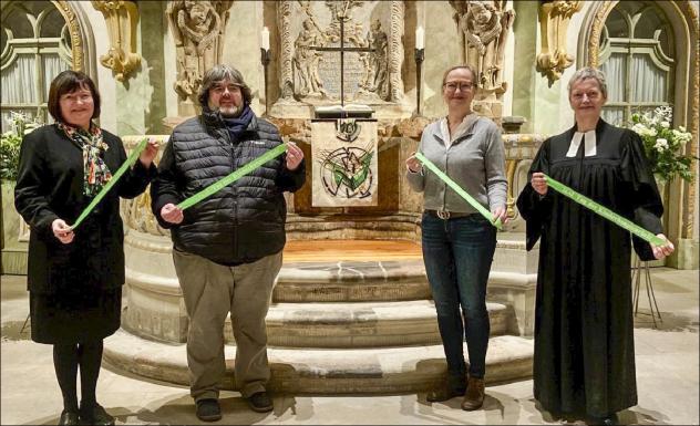 Zeigen das grüne Band als Zeichen der Solidarität zum Tag der Kinderhospiz- arbeit: R. Offermann, S. Estel, A. Lindackers, A. Behnke (v. l.). Foto: AKHD Dresden