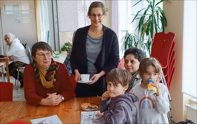 Gutes für Jung und Alt: Elke Szusdziara (l.) und Barbara Pfeiffer haben im Klingenthaler Café B Zeit für die Mama, die mit ihren Kindern zum Brotkorb kommt. © Margitta Rosenbaum