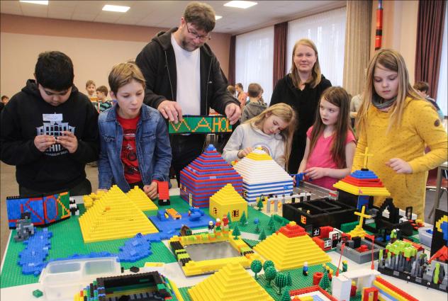 Bunte Bibelwelt: Gemeindepädagoge Lutz Riedel baut mit Kindern bei den »Lego-Tagen« in Purschwitz die Geschichte von Josef und seinen Brüdern nach. © Schumann