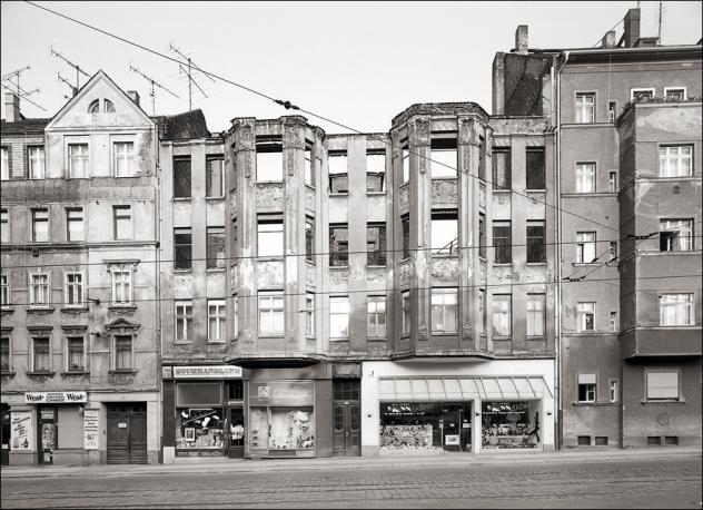 Bröckelnde Fassaden: Die Wolfgang-Heinze-Straße in Leipzig-Connewitz im August 1992 – eines der Fotos der Ausstellung »Leipzig im Umbruch«. © Ralf Schuhmann