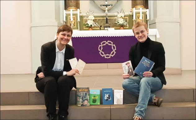 Verknüpfen Literatur und Gottsuche: Pfarrerin Dr. Nikola Schmutzler (li) und Pfarrerin Dr. Mandy Rabe in der St. Laurentiuskirche Auerbach. © M. Rosenbaum