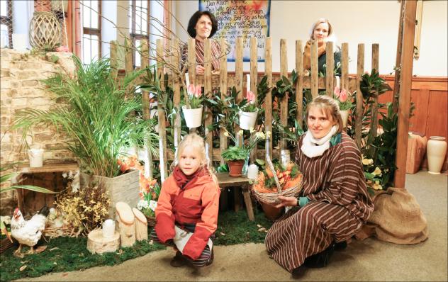 Ostern in Bad Schlema: Katrin Kauk, Anna Männel, Lydia Winter und Mary (von oben links im Uhrzeigersinn) machen mit beim Ostergartenprojekt. Sie stehen hier im frühlingshaft gestalteten Raum der Auferstehung. © Irmela Hennig