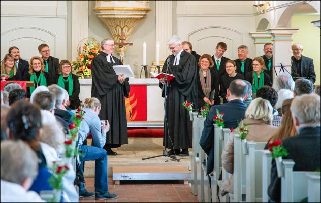 Verabschiedung von Pfarrer Andreas Vögler (Mitte links) in der Lutherkirche durch Superintendent Frank Manneschmidt (Mitte rechts). © Klaus Montag