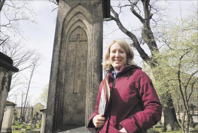 Dörthe Schimke vom Vorstand des Fördervereins Eliasfriedhof am Grabmal für Christian Ernst Ulrici (1750–1825), entworfen von Caspar David Friedrich auf dem Eliasfriedhof in Dresden. © Tomas Gärtner