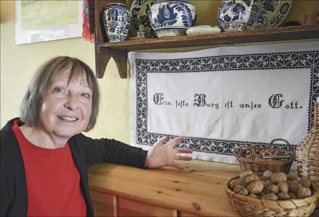 »Ein feste Burg ist unser Gott«: Die erste Zeile des Lutherchorals wurde zu einer Art Statement in Siebenbürgen. Zumeist auf Wandbehänge gestickt, fehlte er selten in einem Haushalt. Uta Schäfer bewahrt die Handarbeit ihrer Großmutter auf, die diese vor 100 Jahren angefertigt hat. © Thomas Schäfer