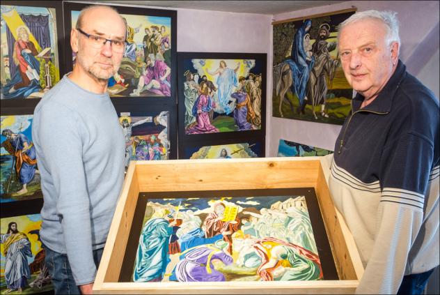 Adelbert Gründig (r.) und Michael Gottschalk mit den für Bethlehem bestimmten Bibel-Bildern. © Jan Görner