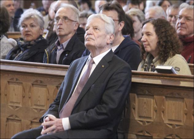 Buh-Rufe und Protest vor dem Bautzener Dom, Applaus für Joachim Gauck drinnen. Der evangelische Theologe und Ex-Bundespräsident (2012–2017) war Gast für die 15. Bautzener Rede. © Carmen Schumann