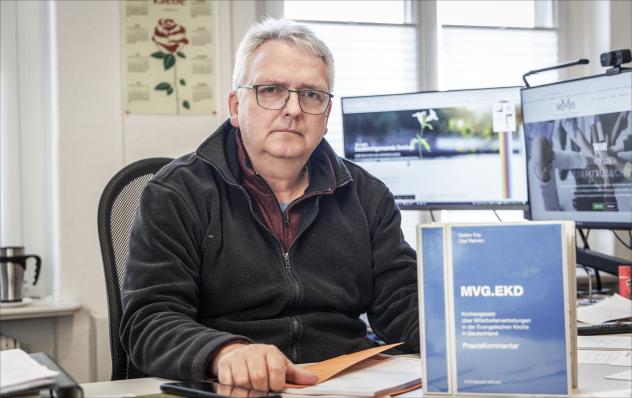 Christian Günther ist leitender Verwaltungsangestellter in der Stadtkirchgemeinde Zwickau und Vorsitzender des Gesamtausschusses Mitarbeitervertretungen der Landeskirche. Das MVG.EKD ist sein Gesetzbuch. © Uwe Winkler