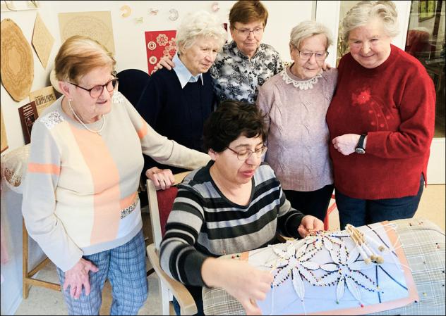 Klöppellehrerin Ilona Meyer (vorn) besuchte die Frauen in der Tagespflege Erlabrunn und ließ sich gern über die Schultern schauen. © Anna Neef